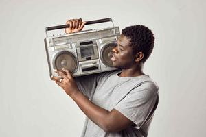 uomo di africano aspetto nastro registratore nel mani musica nostalgia foto