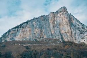 alto montagne paesaggio autunno erba cielo nuvole fresco aria foto