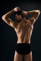 maschio atleta in posa su buio sfondo indietro Visualizza foto