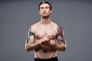 atletico uomo e bodybuilder fitness muscolo muscolo tatuaggio modello foto
