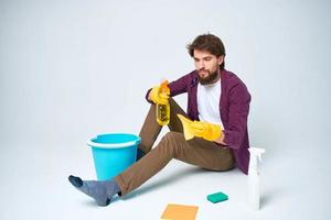 uomo su il pavimento con un' blu secchio compiti a casa stile di vita professionale foto