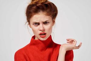 ritratto di un' donna nel un' rosso maglione stile di vita studio divertimento modello foto