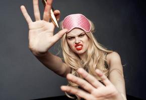 ubriaco donna con luminosa trucco Esprimere a gesti con sua mani palma grigio sfondo foto