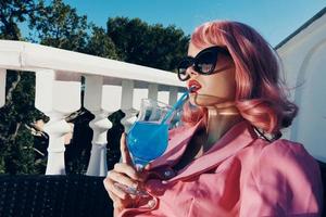 attraente donna rosa capelli occhiali da sole tempo libero lusso Vintage ▾ rilassamento concetto foto