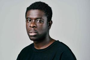 africano uomo nel nero maglietta moda studio in posa avvicinamento foto