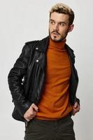 elegante uomo con barba biondo arancia maglione pantaloni pelle giacca foto