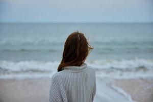 donna nuvoloso tempo metereologico di il mare viaggio fresco aria stile di vita foto