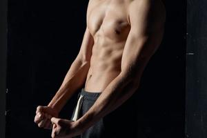 atletico tipo pompato su addominali bodybuilder fitness braccio muscoli bicipite tricipiti modello foto