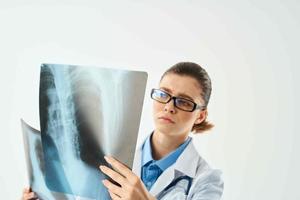 il radiologo sembra a il raggi X diagnosi per un' professionale il risultati foto