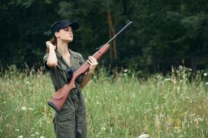 donna su natura detiene un' arma nel il suo mani fresco aria viaggio fresco aria foto