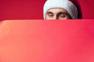 bello uomo nel un' Natale rosso modello manifesto isolato sfondo foto