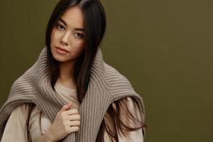 giovane donna attraente Guarda fascino caldo maglione Sorridi studio modello foto