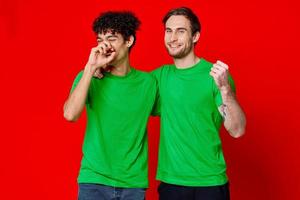 allegro amici verde magliette emozioni comunicazione abbraccio amicizia foto