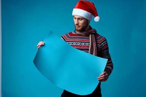 allegro uomo nel un' Natale blu modello manifesto blu sfondo foto