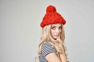 bella donna nel un' a strisce maglietta rosso cappello in posa studio foto