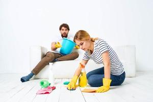 uomo e donna lavaggio forniture pulizia lavori di casa foto