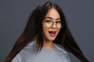 giovane donna nel un' maglietta bicchieri gioventù stile divertimento isolato sfondo foto