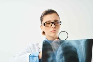 femmina medico indossare bicchieri raggi X diagnostica trattamento paziente visita medica foto