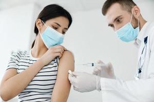 maschio medico iniettare vaccino in spalla paziente Salute coronavirus foto