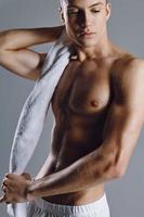 uomo con muscolare corpo avvicinamento allenarsi asciugamano foto