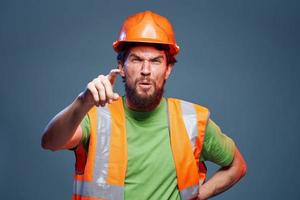 lavoratore uomo arancia difficile cappello sicurezza professionale blu sfondo foto