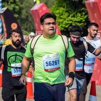 nuovo delhi, India - gennaio 16 2023 - vedanta delhi metà maratona gara dopo covid nel quale maratona partecipanti di per attraversare il finire linea, delhi metà maratona 2022 foto