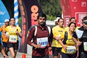 nuovo delhi, India - gennaio 16 2023 - vedanta delhi metà maratona gara dopo covid nel quale maratona partecipanti di per attraversare il finire linea, delhi metà maratona 2022 foto