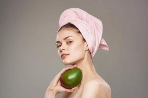 bella donna con rosa asciugamano su testa Mango spoglio le spalle vitamine foto
