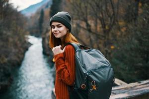 turista con un' zaino nel il foresta su natura montagne fiume viaggio foto