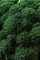 crudo fresco broccoli su un' nero casa cucina tavolo foto