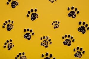 cane zampa stampe su giallo sfondo generativo ai foto