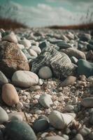 ciottolo pietre su il spiaggia - morbido messa a fuoco con Vintage ▾ filtro foto