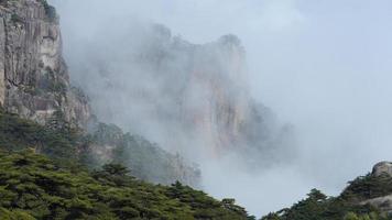 il bellissimo montagne paesaggi con il verde foresta e il eruttò roccia scogliera come sfondo nel il campagna di il Cina foto