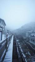 il bellissimo congelato montagne Visualizza coperto di il bianca neve e ghiaccio nel inverno foto