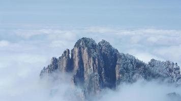 il bellissimo congelato montagne Visualizza coperto di il bianca neve e ghiaccio nel inverno foto