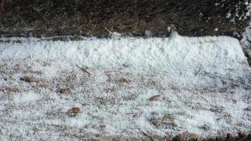 il bellissimo congelato montagne Visualizza coperto di il bianca neve e ghiaccio nel inverno foto