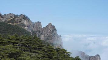 il bellissimo montagne paesaggi con il verde foresta e il eruttò roccia scogliera come sfondo nel il campagna di il Cina foto