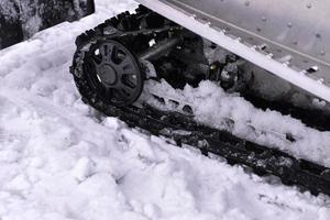 gatto delle nevi sciare su neve vicino su foto