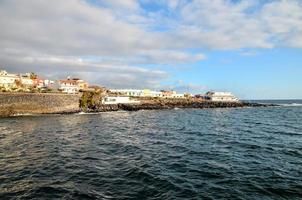 panoramico Visualizza di un' costiero cittadina foto