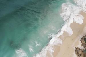 fuco Visualizza di spiaggia con onde e turchese acqua foto