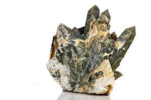 macro minerale pietra quarzo edenbergite lodare su ilvite su un' bianca sfondo foto