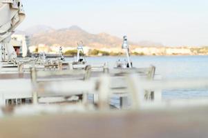 tavoli del caffè sull'argine mediterraneo del mare foto
