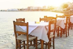 tavoli del caffè sull'argine mediterraneo del mare foto