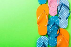 un' lotto di Flip flop colorato sandali, estate vacanza su colorato sfondo, copia spazio superiore Visualizza foto