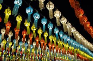 colorato sospeso lanterne illuminazione su notte cielo nel loy Krathong Festival a settentrionale di Tailandia foto