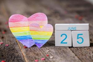 arcobaleno bandiera giorno. calendario con Data 25 giugno e un' cuore con un' arcobaleno dipinto nel il colore di il lgbt bandiera. foto