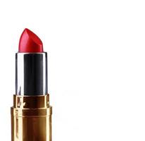 rosso rossetto nel un' oro Astuccio. cosmetici per labbra. trucco. foto