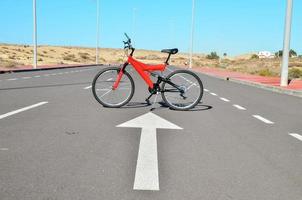 rosso bicicletta su il strada foto