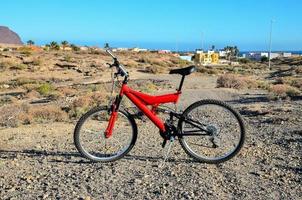 rosso bicicletta su il strada foto