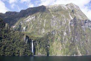 fiordland nazionale parco cascata e un' montagna foto